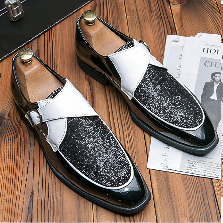 Chaussures habillées pour hommes en cuir verni noir et blanc avec boucle, reposant sur une surface en bois. Élégantes et modernes, elles se distinguent par leur design unique., 45287061618869,45287061651637,45287061684405,45287061717173,45287061749941,45287061782709,45287061815477,45287061848245,45287061881013,45287061913781,45287061946549,45287061979317,45287062012085,45287062044853,45287062077621,45287062110389,45287062143157,45287062175925,45287062208693,45287062241461,45287062274229,45287062306997