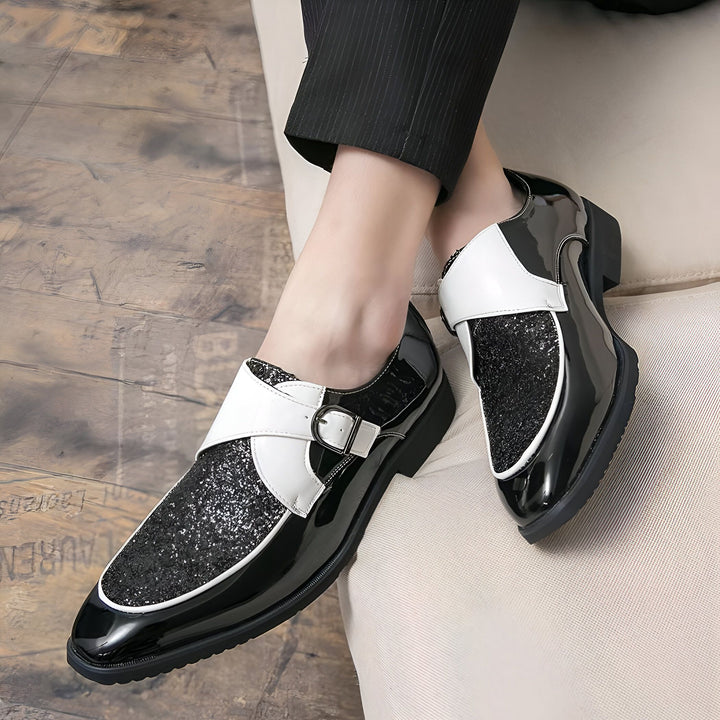 Gros plan de chaussures habillées pour hommes en cuir verni noir et blanc avec détails scintillants. Élégance et style pour une tenue formelle., 45287061618869,45287061651637,45287061684405,45287061717173,45287061749941,45287061782709,45287061815477,45287061848245,45287061881013,45287061913781,45287061946549,45287061979317,45287062012085,45287062044853,45287062077621,45287062110389,45287062143157,45287062175925,45287062208693,45287062241461,45287062274229,45287062306997