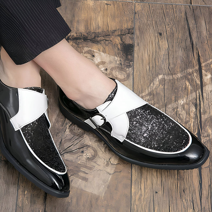 Gros plan de chaussures pour hommes élégantes, en cuir verni noir et détails blancs, reposant sur un parquet en bois. Style monocle moderne et sophistiqué., 45287061618869,45287061651637,45287061684405,45287061717173,45287061749941,45287061782709,45287061815477,45287061848245,45287061881013,45287061913781,45287061946549,45287061979317,45287062012085,45287062044853,45287062077621,45287062110389,45287062143157,45287062175925,45287062208693,45287062241461,45287062274229,45287062306997