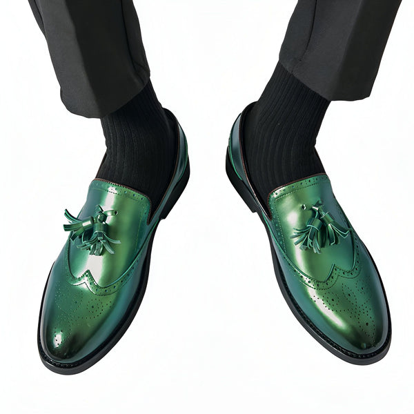 Chaussures à glands pour hommes en cuir vert métallique brillant. Détail de chaussures élégantes avec des glands décoratifs et des perforations wingtip. Mode masculine., 45286845448373,45286845481141,45286845513909,45286845546677,45286845579445,45286845612213,45286845644981