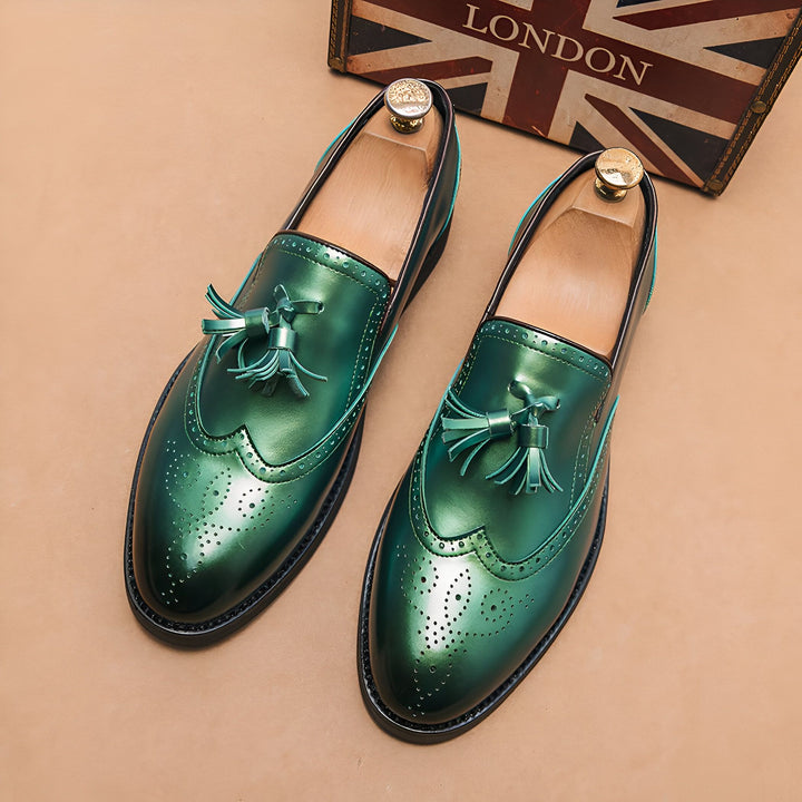 Mocassins homme en cuir vert émeraude vernis avec glands, style brogue et détails perforés. Boîte décorative "London" en arrière-plan. Chaussures élégantes et tendance., 45286845448373,45286845481141,45286845513909,45286845546677,45286845579445,45286845612213,45286845644981