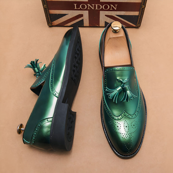 Mocassins verts brillants avec glands, présentés avec une boîte décorative Union Jack "London". Chaussures élégantes pour homme., 45286845448373,45286845481141,45286845513909,45286845546677,45286845579445,45286845612213,45286845644981
