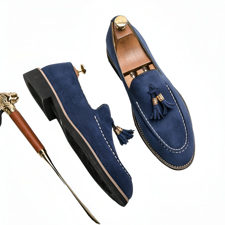 Mocassins bleus en daim avec glands et embauchoirs en bois. Canne élégante avec pommeau en forme de tête de lion doré. Chaussures homme, style raffiné., 45287109394613,45287109427381,45287109460149,45287109492917,45287109525685,45287109558453,45287109591221,45287109623989,45287109656757,45287109689525