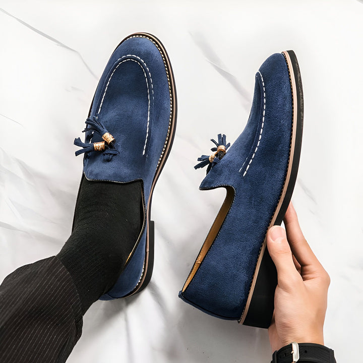 Mocassins en daim bleu marine avec glands décoratifs. Chaussures élégantes pour hommes, portées avec des chaussettes foncées. Idéales pour un look décontracté chic., 45287109394613,45287109427381,45287109460149,45287109492917,45287109525685,45287109558453,45287109591221,45287109623989,45287109656757,45287109689525