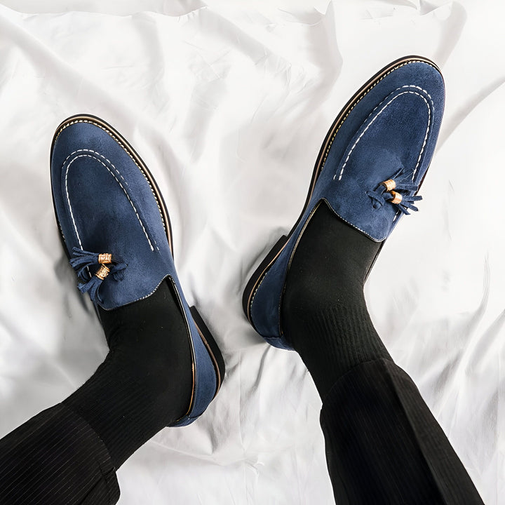 Vue de dessus de mocassins bleus en daim avec des glands portés avec des chaussettes noires sur un drap blanc. Chaussures élégantes pour homme., 45287109394613,45287109427381,45287109460149,45287109492917,45287109525685,45287109558453,45287109591221,45287109623989,45287109656757,45287109689525