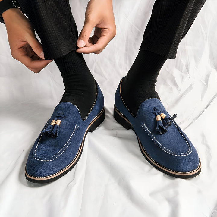 Homme ajustant son pantalon près de chaussures à glands en daim bleu marine. Mocassins élégants avec détails cousus. Style décontracté et sophistiqué. Mode masculine et chaussures de qualité., 45287109394613,45287109427381,45287109460149,45287109492917,45287109525685,45287109558453,45287109591221,45287109623989,45287109656757,45287109689525