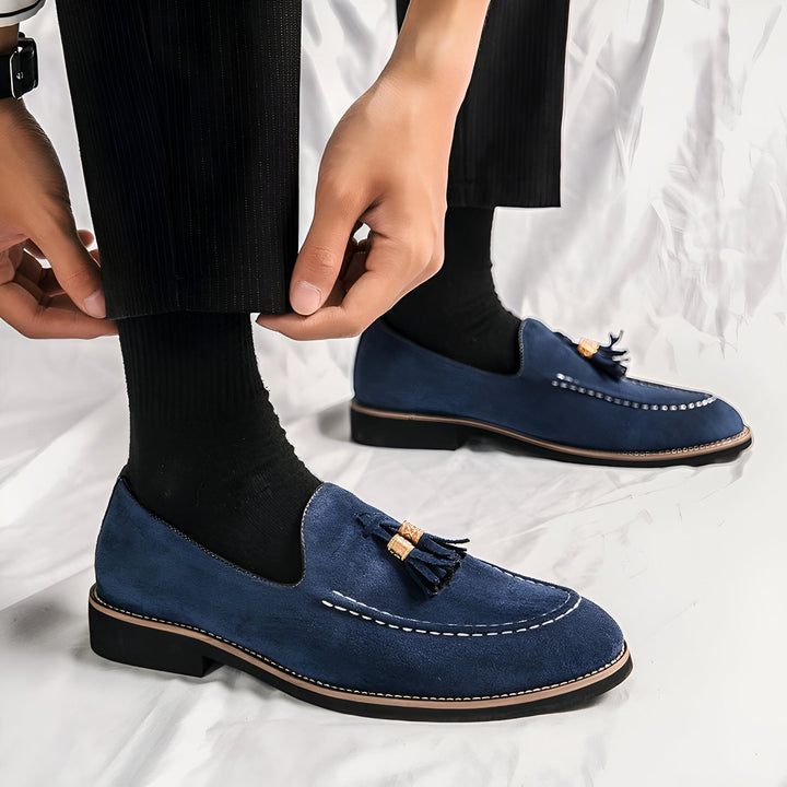 Homme ajustant son pantalon près de mocassins bleus en daim avec des glands. Chaussures élégantes pour hommes., 45287109394613,45287109427381,45287109460149,45287109492917,45287109525685,45287109558453,45287109591221,45287109623989,45287109656757,45287109689525