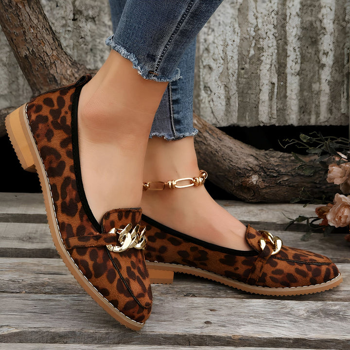 Chaussures plates à motif léopard avec boucle dorée, portées avec un jean et une chaîne de cheville dorée., 45287115030709,45287115063477,45287115096245,45287115129013,45287115161781,45287115194549,45287115227317,45287115260085