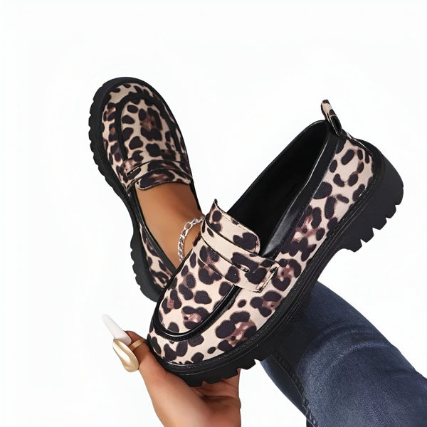 Mocassins léopard tendance. Chaussures plates à motif animalier marron et beige, avec semelle crantée noire. Style preppy chic pour femme. Mode automne-hiver., 45286648709301,45286648742069,45286648774837,45286648807605,45286648840373,45286648873141,45286648905909,45286648938677,45286648971445,45286649004213,45286649036981,45286649069749,45286649102517,45286649135285,45286649168053,45286649200821