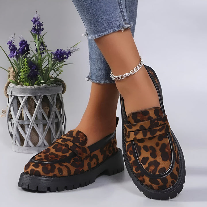 Image de mocassins à motif léopard avec semelle épaisse noire, portés avec un jean et une chaîne de cheville. Vases avec des fleurs sont visibles à l'arrière-plan., 45286648709301,45286648742069,45286648774837,45286648807605,45286648840373,45286648873141,45286648905909,45286648938677,45286648971445,45286649004213,45286649036981,45286649069749,45286649102517,45286649135285,45286649168053,45286649200821