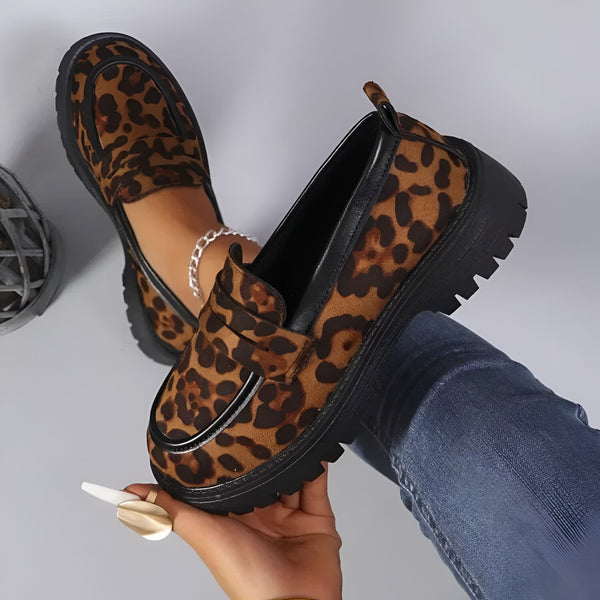 Mocassins à motif léopard avec semelles compensées noires. Mode automne-hiver, chaussures confortables et stylées. Détails de la texture et du design., 45286648709301,45286648742069,45286648774837,45286648807605,45286648840373,45286648873141,45286648905909,45286648938677,45286648971445,45286649004213,45286649036981,45286649069749,45286649102517,45286649135285,45286649168053,45286649200821