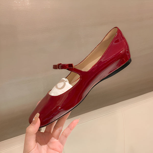 Escarpin Mary Jane rouge verni tenu à la main, avec une bride fine et un petit nœud. Chaussure élégante et brillante pour femme., 45286701990069,45286702022837,45286702055605,45286702088373,45286702121141,45286702153909,45286702186677,45286702219445,45286702252213,45286702284981,45286702317749,45286702350517,45286702383285,45286702416053,45286702448821,45286702481589,45286702514357,45286702547125,45286702579893,45286702612661,45286702645429,45286702678197,45286702710965,45286702743733,45286702776501,4