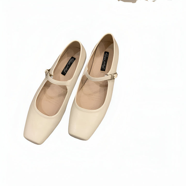 Vue rapprochée de deux ballerines Mary Jane beiges à brides, posées sur un fond blanc uni. Chaussures élégantes, parfaites pour un look décontracté chic., 45286699761845,45286699794613,45286699827381,45286699860149,45286699892917,45286699925685,45286699958453,45286699991221,45286700023989,45286700056757,45286700089525,45286700122293