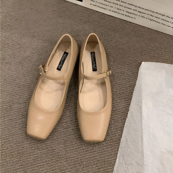 Paire d'élégantes chaussures Mary Jane beiges à bout carré et bride à boucle sur un tapis texturé. Chaussures classiques, confortables et sophistiquées. Idéales pour un style décontracté ou habillé., 45286699761845,45286699794613,45286699827381,45286699860149,45286699892917,45286699925685,45286699958453,45286699991221,45286700023989,45286700056757,45286700089525,45286700122293