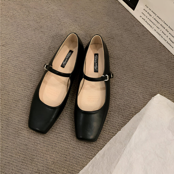 Image de deux chaussures Mary Jane noires avec une bride et une boucle, posées sur un tapis gris texturé. Les chaussures ont une semelle beige et un talon plat. Une boîte avec du texte est visible en arrière-plan., 45286699761845,45286699794613,45286699827381,45286699860149,45286699892917,45286699925685,45286699958453,45286699991221,45286700023989,45286700056757,45286700089525,45286700122293