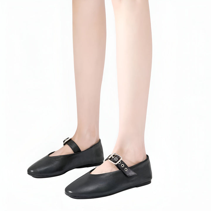 Chaussures Mary Janes noires en cuir avec bride à boucle argentée portées par une femme. Style classique et élégant., 45286701596853,45286701629621,45286701662389,45286701695157,45286701727925,45286701760693,45286701793461,45286701826229,45286701858997