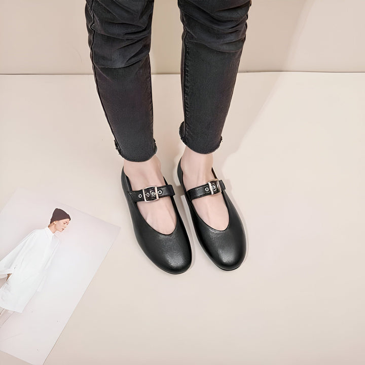 Vue rapprochée de pieds chaussés de ballerines noires à brides et boucles argentées. Jean noir et photo de mannequin à côté. Chaussures élégantes et confortables., 45286701596853,45286701629621,45286701662389,45286701695157,45286701727925,45286701760693,45286701793461,45286701826229,45286701858997