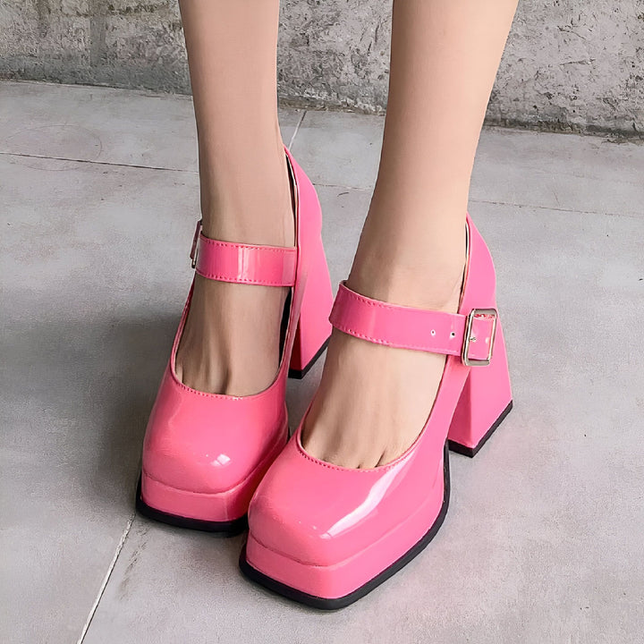 Gros plan de pieds chaussés d'escarpins rose vernis à brides et talons carrés hauts. Chaussures plateforme tendance, style rétro., 45286697533621,45286697566389,45286697599157,45286697631925,45286697664693,45286697697461,45286697730229,45286697762997,45286697795765,45286697828533,45286697861301,45286697894069,45286697926837,45286697959605,45286697992373,45286698025141,45286698057909,45286698090677,45286698123445,45286698156213,45286698188981,45286698221749,45286698254517,45286698287285,45286698320053,