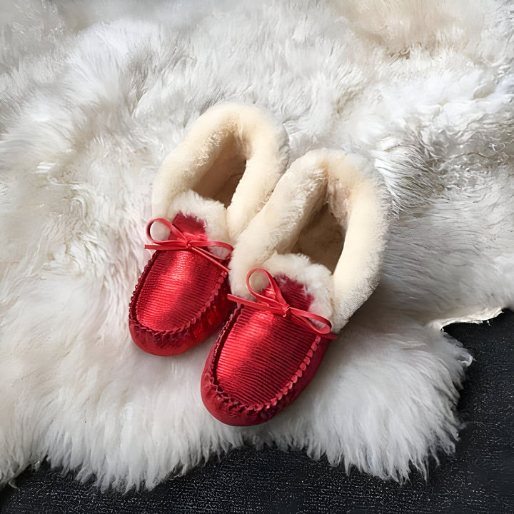 Mocassins rouges brillants doublés de fausse fourrure blanche avec des nœuds rouges, posés sur une peau de mouton blanche duveteuse. Chaussons confortables et élégants., 45286951452853,45286951485621,45286951518389,45286951551157,45286951583925,45286951616693,45286951649461,45286951682229,45286951714997,45286951747765,45286951780533,45286951813301,45286951846069,45286951878837,45286951911605,45286951944373,45286951977141,45286952009909,45286952042677,45286952075445,45286952108213,45286952140981,45286