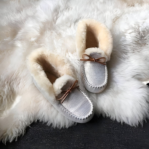 Mocassins d'intérieur argentés à rayures, doublure en fausse fourrure beige et petits noeuds marron, posés sur un tapis de fourrure blanche. Chaussons confortables et élégants pour la maison., 45286951452853,45286951485621,45286951518389,45286951551157,45286951583925,45286951616693,45286951649461,45286951682229,45286951714997,45286951747765,45286951780533,45286951813301,45286951846069,45286951878837,45286951911605,45286951944373,45286951977141,45286952009909,45286952042677,45286952075445,45286952108