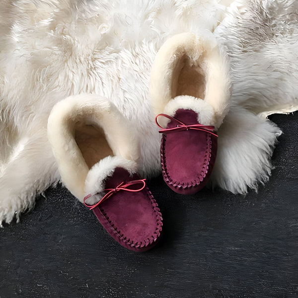 Mocassins d'intérieur bordeaux et crème en peau de mouton sur une peau lainée blanche. Pantoufles confortables et élégantes, parfaites pour l'hiver. Chaussons doux et chauds avec un nœud décoratif rose., 45286951452853,45286951485621,45286951518389,45286951551157,45286951583925,45286951616693,45286951649461,45286951682229,45286951714997,45286951747765,45286951780533,45286951813301,45286951846069,45286951878837,45286951911605,45286951944373,45286951977141,45286952009909,45286952042677,45286952075445