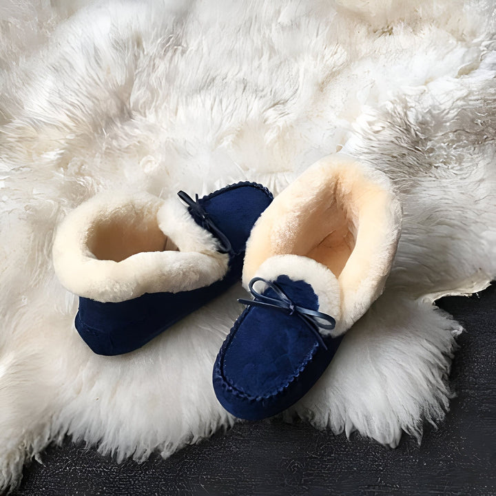 Mocassins bleus en daim avec doublure en laine sur une peau de mouton blanche. Chaussures d'intérieur confortables et douillettes, idéales pour se détendre à la maison., 45286951452853,45286951485621,45286951518389,45286951551157,45286951583925,45286951616693,45286951649461,45286951682229,45286951714997,45286951747765,45286951780533,45286951813301,45286951846069,45286951878837,45286951911605,45286951944373,45286951977141,45286952009909,45286952042677,45286952075445,45286952108213,45286952140981,452869