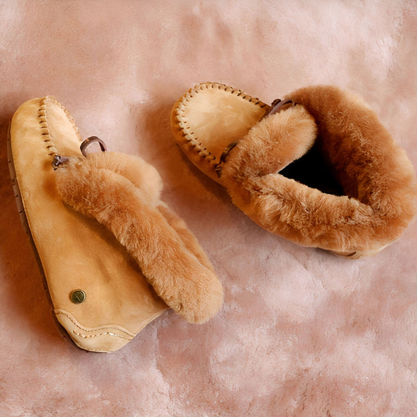 Vue rapprochée de chaussons d'intérieur en cuir suédé couleur camel avec une doublure en fausse fourrure moelleuse. Chaussons confortables et chauds pour la maison., 45286951452853,45286951485621,45286951518389,45286951551157,45286951583925,45286951616693,45286951649461,45286951682229,45286951714997,45286951747765,45286951780533,45286951813301,45286951846069,45286951878837,45286951911605,45286951944373,45286951977141,45286952009909,45286952042677,45286952075445,45286952108213,45286952140981,4528695217