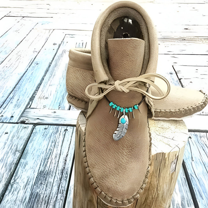 Mocassins en cuir beige avec un ornement en plumes argentées et des perles turquoise. Chaussures décontractées avec détails ethniques. Idéal pour un style bohème chic., 45286983499957,45286983532725,45286983565493,45286983598261,45286983631029,45286983663797,45286983696565,45286983729333,45286983762101,45286983794869,45286983827637,45286983860405,45286983893173,45286983925941,45286983958709,45286983991477,45286984024245,45286984057013,45286984089781,45286984122549,45286984155317,45286984188085,45286
