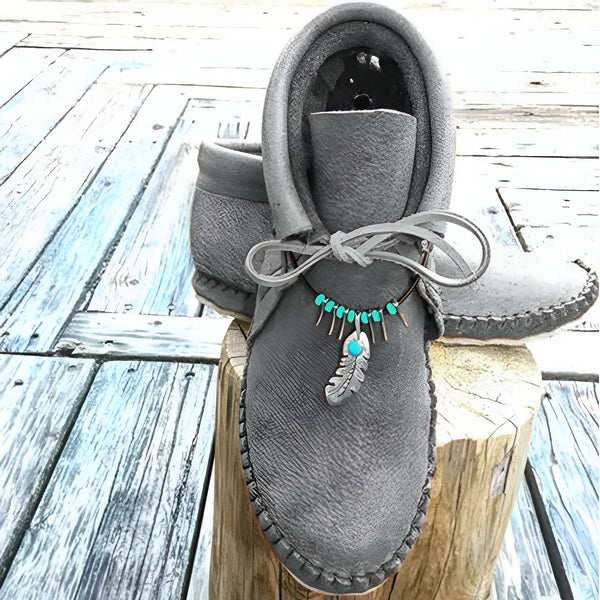 Mocassins gris en daim avec col montant et décorés d'un collier turquoise et d'une plume argentée. Chaussures confortables et stylées pour un look bohème chic., 45286983499957,45286983532725,45286983565493,45286983598261,45286983631029,45286983663797,45286983696565,45286983729333,45286983762101,45286983794869,45286983827637,45286983860405,45286983893173,45286983925941,45286983958709,45286983991477,45286984024245,45286984057013,45286984089781,45286984122549,45286984155317,45286984188085,45286984220853