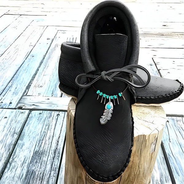 Bottes mocassins noires en daim avec lacets et décoration turquoise et plume. Chaussures élégantes pour femmes. Mode automne-hiver., 45286983499957,45286983532725,45286983565493,45286983598261,45286983631029,45286983663797,45286983696565,45286983729333,45286983762101,45286983794869,45286983827637,45286983860405,45286983893173,45286983925941,45286983958709,45286983991477,45286984024245,45286984057013,45286984089781,45286984122549,45286984155317,45286984188085,45286984220853,45286984253621,45286984286389