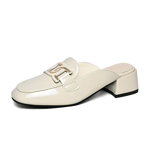 Mule crème vernie avec talon bloc et ornement métallique, chaussure élégante et tendance., 45286907936949,45286907969717,45286908002485,45286908035253,45286908068021,45286908100789,45286908133557,45286908166325,45286908199093,45286908231861,45286908264629,45286908297397