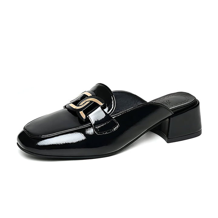 Mule noir verni à talon bloc avec ornement doré. Chaussure élégante et confortable pour femme. Tendance mode., 45286907936949,45286907969717,45286908002485,45286908035253,45286908068021,45286908100789,45286908133557,45286908166325,45286908199093,45286908231861,45286908264629,45286908297397