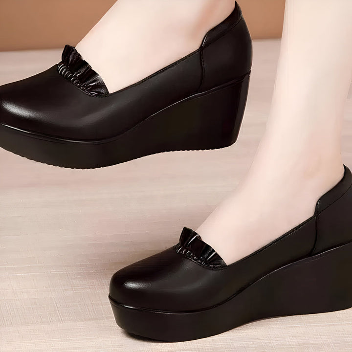 Chaussures compensées noires pour femme, avec un détail de volant décoratif. Style élégant et confortable, parfait pour un usage quotidien., 45286970032309,45286970065077,45286970097845,45286970130613,45286970163381,45286970196149,45286970228917,45286970261685,45286970294453,45286970327221,45286970359989