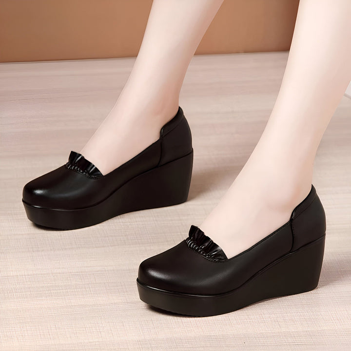 Image de chaussures compensées noires en cuir portées. Chaussures à plateforme pour femmes, élégantes et confortables, avec un détail froncé sur le dessus. Mode féminine, chaussures habillées., 45286970032309,45286970065077,45286970097845,45286970130613,45286970163381,45286970196149,45286970228917,45286970261685,45286970294453,45286970327221,45286970359989