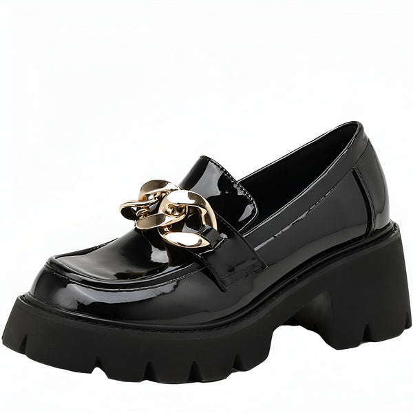 Mocassin noir verni à plateforme épaisse avec chaîne dorée décorative. Chaussure élégante et tendance pour femme., 45286835388597,45286835421365,45286835454133,45286835486901,45286835519669,45286835552437,45286835585205,45286835617973,45286835650741,45286835683509,45286835716277,45286835749045