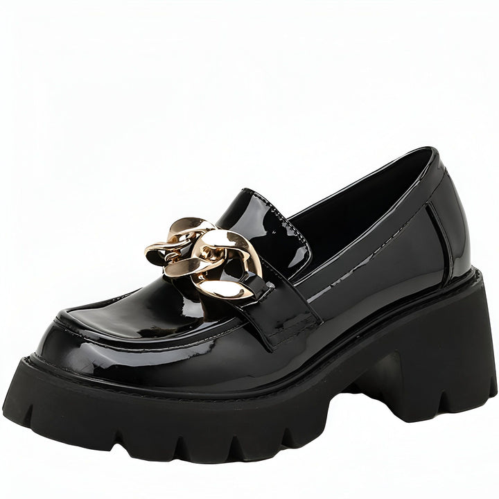 Mocassin noir verni à plateforme épaisse avec chaîne dorée décorative. Chaussure élégante et tendance pour femme., 45286835388597,45286835421365,45286835454133,45286835486901,45286835519669,45286835552437,45286835585205,45286835617973,45286835650741,45286835683509,45286835716277,45286835749045