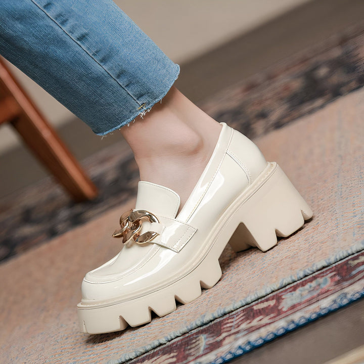 Mocassin verni blanc cassé à plateforme avec chaîne dorée. Mode femme, chaussures tendance, style décontracté chic. Détail de la chaussure portée avec un jean., 45286835388597,45286835421365,45286835454133,45286835486901,45286835519669,45286835552437,45286835585205,45286835617973,45286835650741,45286835683509,45286835716277,45286835749045