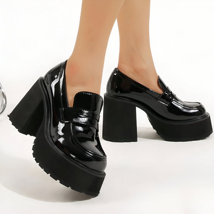 Chaussures compensées noires vernies pour femme. Mocassins à plateforme et talons blocs, style tendance et audacieux. Chaussures brillantes pour un look moderne et élégant., 45286850265269,45286850298037,45286850330805,45286850363573,45286850396341,45286850429109
