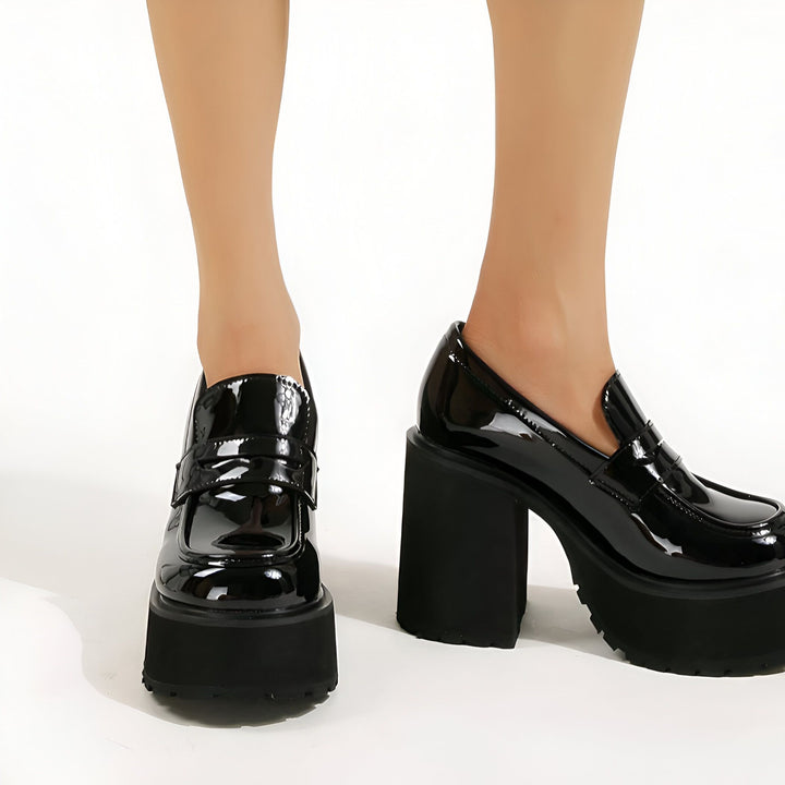 Chaussures à plateforme vernies noires pour femme, style mocassins avec talons hauts. Mode féminine, chaussures tendance pour un look audacieux. Accessoire de mode incontournable pour compléter une tenue., 45286850265269,45286850298037,45286850330805,45286850363573,45286850396341,45286850429109
