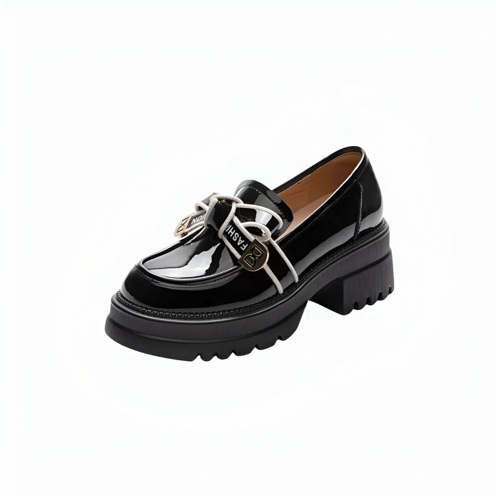Mocassin plateforme verni noir avec noeud décoratif et inscription "FASHION". Chaussure tendance et élégante pour femme, idéale pour un look mode et confortable., 45286647562421,45286647595189,45286647627957,45286647660725,45286647693493,45286647726261