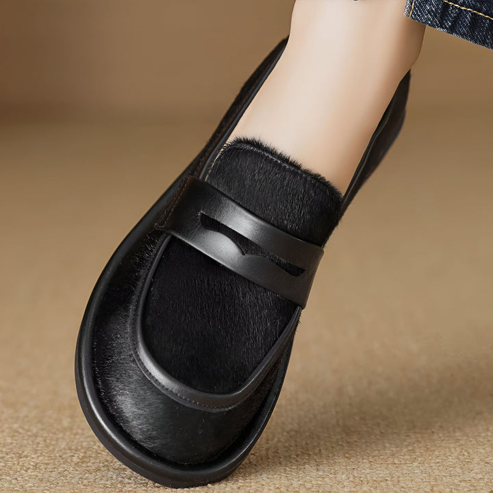 Mocassin noir en cuir et fourrure sur un pied, style élégant et confortable, détail de la couture et de la boucle, mode automne-hiver, chaussures pour femmes., 45286620823733,45286620856501,45286620889269,45286620922037,45286620954805