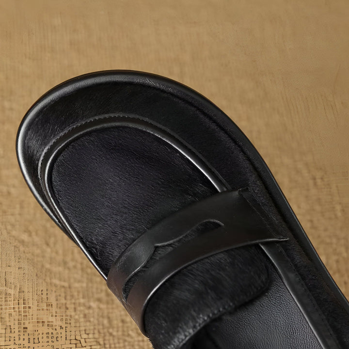 Gros plan sur un mocassin noir avec une empeigne en fourrure. Détail de la chaussure montrant le cuir et la texture. Mode, chaussures pour hommes, style élégant., 45286620823733,45286620856501,45286620889269,45286620922037,45286620954805