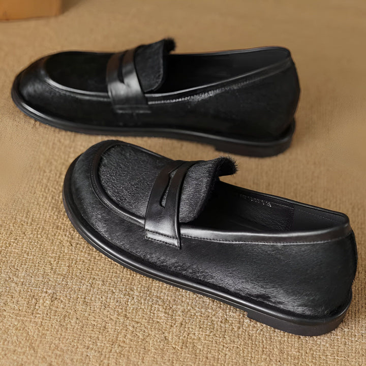 Mocassins noirs en cuir avec détail en fourrure, présentés sur un fond neutre. Chaussures élégantes et confortables pour homme ou femme. Idéales pour un look décontracté ou habillé., 45286620823733,45286620856501,45286620889269,45286620922037,45286620954805
