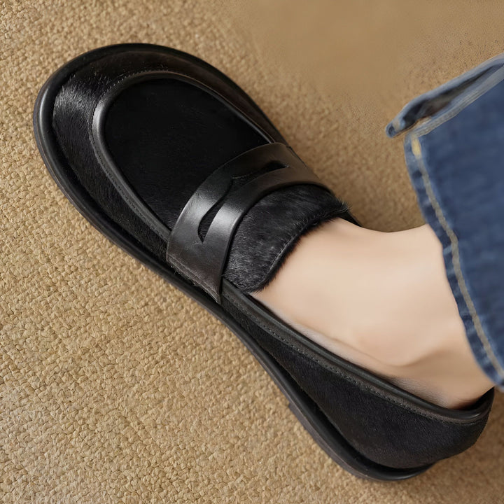 Mocassin noir en cuir et fourrure, détail tendance sur le dessus. Chaussure élégante et confortable portée avec un jean. Mode automne-hiver., 45286620823733,45286620856501,45286620889269,45286620922037,45286620954805