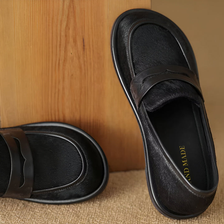 Mocassins noirs en cuir et fourrure. Chaussures élégantes faites à la main pour hommes. Détail et texture du cuir. Mode masculine de luxe., 45286620823733,45286620856501,45286620889269,45286620922037,45286620954805