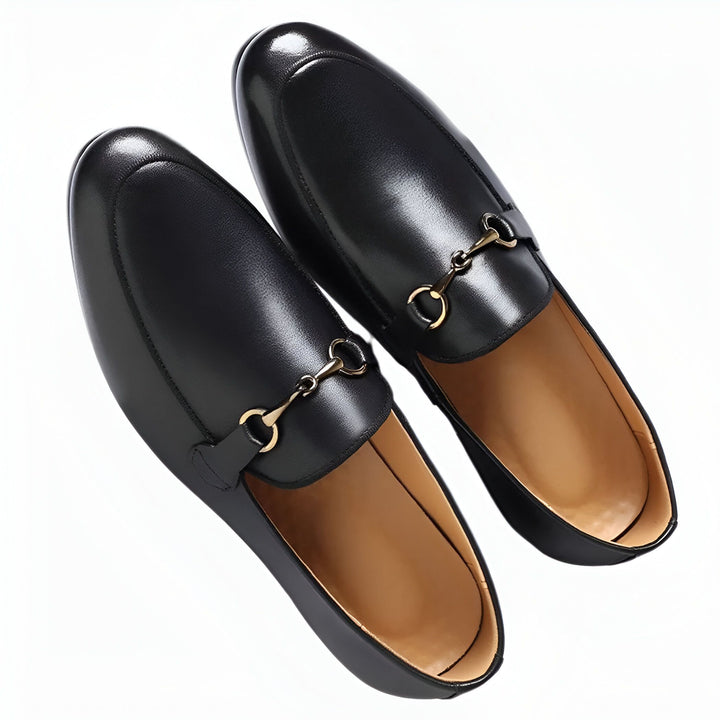 Deux élégants mocassins noirs en cuir avec une barrette dorée. Chaussures de ville pour homme, parfaites pour un look sophistiqué et tendance., 45286696747189,45286696779957,45286696812725,45286696845493,45286696878261,45286696911029