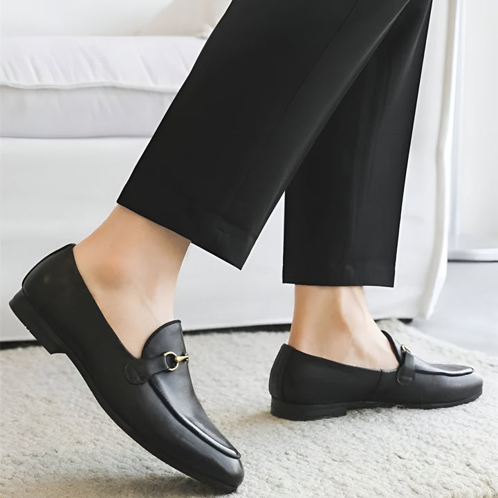 Gros plan sur des mocassins noirs élégants portés avec un pantalon noir. Chaussures en cuir avec boucle dorée. Mode masculine, tenue formelle., 45286696747189,45286696779957,45286696812725,45286696845493,45286696878261,45286696911029