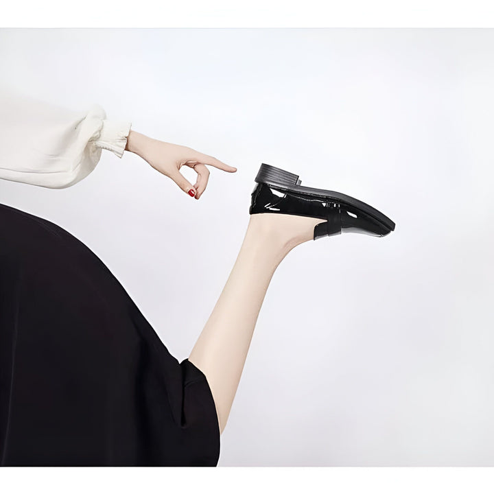 Chaussure noire vernie portée au pied, doigt pointant. Style élégant et moderne. Mode et accessoires féminins. Conception et confort., 45286725910709,45286725943477,45286725976245,45286726009013,45286726041781,45286726074549,45286726107317