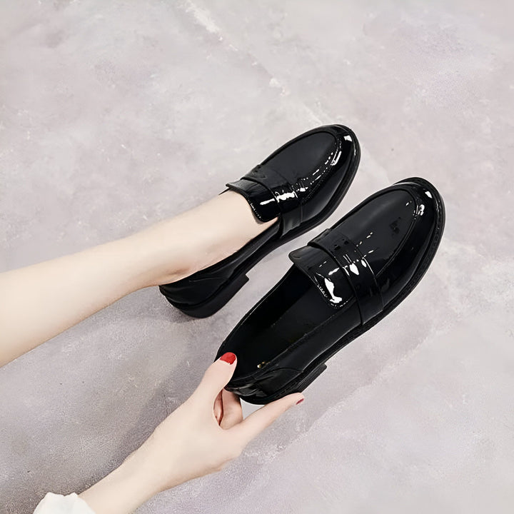 Mocassins vernis noirs pour femmes, élégants et confortables. Chaussures basses classiques, parfaites pour un look chic et décontracté., 45286725910709,45286725943477,45286725976245,45286726009013,45286726041781,45286726074549,45286726107317