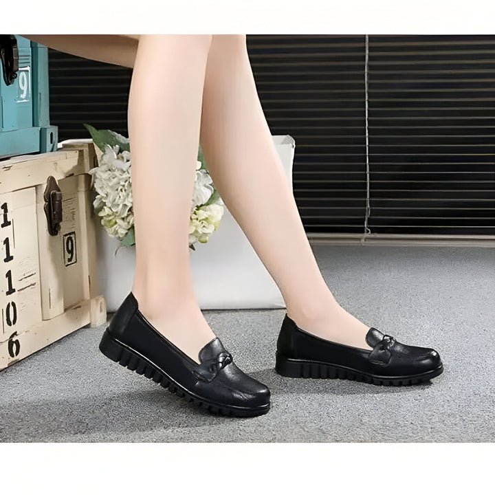 Gros plan des pieds d'une femme portant des chaussures noires en cuir confortables, idéales pour le travail ou un usage quotidien. Style décontracté et élégant., 45286736265397,45286736298165,45286736330933,45286736363701,45286736396469,45286736429237,45286736462005,45286736494773